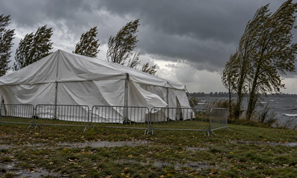 Sztorm Austen odwołuje piątkowe imprezy we Flandrii Wschodniej – bez Nocy Ruchu Młodzieżowego nad Donkmeer, w Aalst bez meczu i cyrku, amatorski futbol stoi