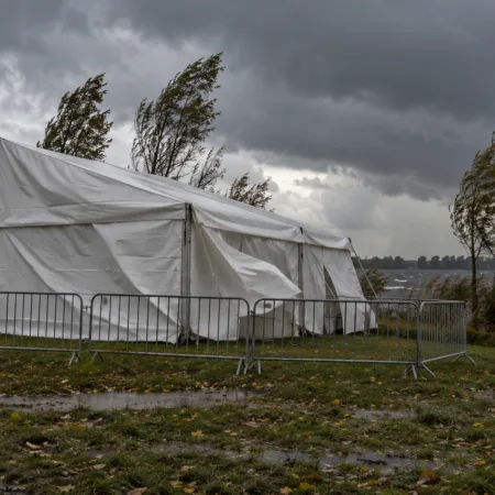 Sztorm Austen odwołuje piątkowe imprezy we Flandrii Wschodniej – bez Nocy Ruchu Młodzieżowego nad Donkmeer, w Aalst bez meczu i cyrku, amatorski futbol stoi