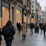 Rue Neuve w Brukseli zabita deskami przed sobotnią demonstracją 24 października – sklepy boją się plądrowania, wynajmują dodatkową ochronę