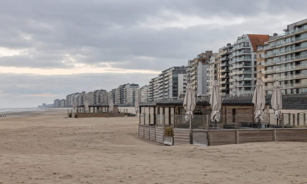 Rada Stanu wstrzymała przydział barów plażowych w Knokke-Heist – koncesje w Knokke, Zoute i Duinbergen zawieszone, oferty sięgały 165 000 euro