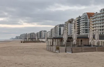 Rada Stanu wstrzymała przydział barów plażowych w Knokke-Heist – koncesje w Knokke, Zoute i Duinbergen zawieszone, oferty sięgały 165 000 euro
