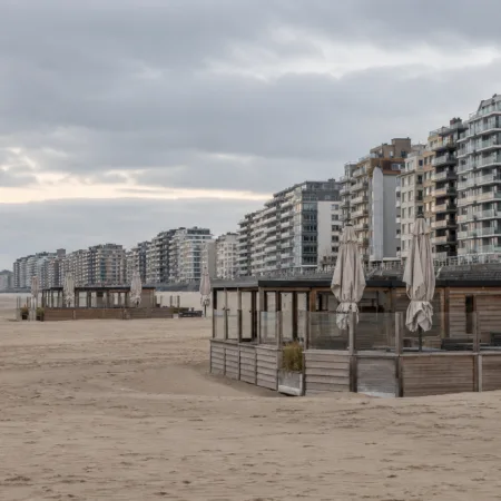 Rada Stanu wstrzymała przydział barów plażowych w Knokke-Heist – koncesje w Knokke, Zoute i Duinbergen zawieszone, oferty sięgały 165 000 euro