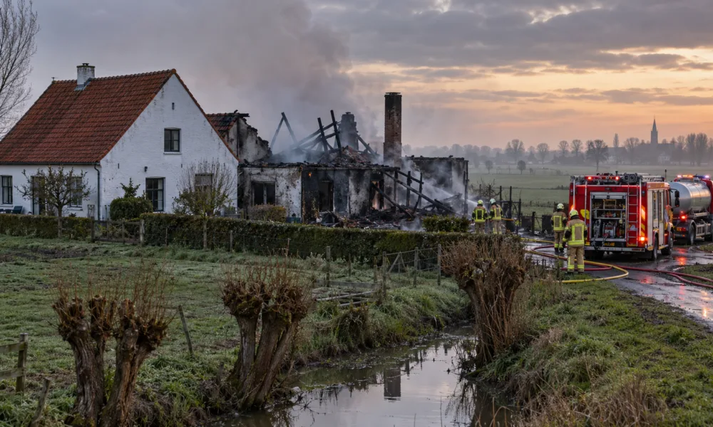 Pożar w gospodarstwie z domami wakacyjnymi w Nieuwkapelle koło Diksmuide – spłonął budynek z basenem i sauną, ewakuowano 28 gości