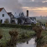 Pożar w gospodarstwie z domami wakacyjnymi w Nieuwkapelle koło Diksmuide – spłonął budynek z basenem i sauną, ewakuowano 28 gości