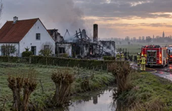 Pożar w gospodarstwie z domami wakacyjnymi w Nieuwkapelle koło Diksmuide – spłonął budynek z basenem i sauną, ewakuowano 28 gości