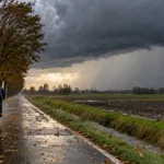 Sobotni wieczór 24 października z ulewami i porywami wiatru do 80 km/h – w niedzielę na wybrzeżu nadal wietrznie, spokojniej dopiero od środy