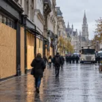 Spokojne przedpołudnie w Brukseli w sobotę 24 października – wezwania do protestu bez odzewu, sklepy przy rue Neuve i avenue Louise zabite deskami