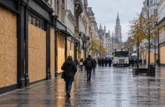 Spokojne przedpołudnie w Brukseli w sobotę 24 października – wezwania do protestu bez odzewu, sklepy przy rue Neuve i avenue Louise zabite deskami