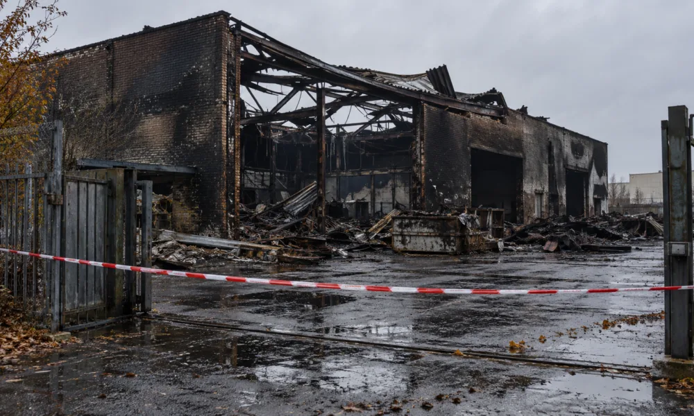 Spalony magazyn w Kortrijk