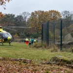 Śmigłowiec ratunkowy przy wybiegu w parku safari
