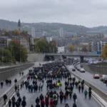 Manifestacja w Liège zablokowała autostradę A602 – napisy na drzwiach ratusza, policja zaleca omijanie rejonu