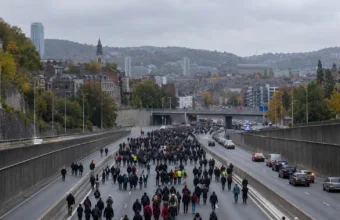 Manifestacja w Liège zablokowała autostradę A602 – napisy na drzwiach ratusza, policja zaleca omijanie rejonu