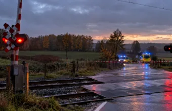 Młody motocyklista zginął potrącony przez pociąg w Grez-Doiceau – na autostradzie E19 w Loenhout siedem osób lekko rannych