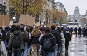 Po sobotniej manifestacji młodzieży w Brukseli – organizatorzy zapowiadają 17 listopada i chcą dziesięciu dni strajku, policja: pięć zatrzymań administracyjnych i cztery sądowe