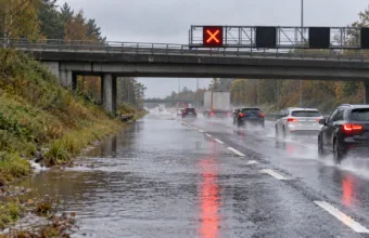 Autostrada E313 w Grobbendonk wciąż częściowo zamknięta po zalaniu – lewy pas wyłączony przy moście nad Bevrijdingsstraat, zarośnięty rów nie odprowadza wody