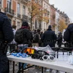 Policja w Brukseli broni zabrania demonstrantom okularów do pływania i soli fizjologicznej – powołuje się na artykuł 30 ustawy o funkcji policji