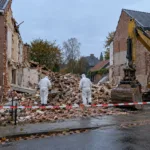 Niestabilny dom w Koningshooikt rozebrany w środku nocy na polecenie burmistrza Lier – zagrażał sąsiedniemu budynkowi, w dachu był azbest