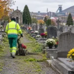 Charleroi przed Wszystkimi Świętymi zmienia utrzymanie 23 cmentarzy – bez środków chemicznych, więcej zieleni i kwiatów między grobami