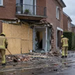 Samochód wjechał czołowo w ścianę budynku mieszkalnego w Haasdonk – lokatorka myślała, że „toaleta spadła ze ściany”