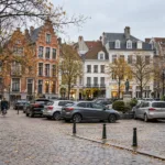 Place du Nouveau Marché aux Grains w Brukseli do przebudowy do wiosny 2029 r. – mniej samochodów, 89 miejsc parkingowych do likwidacji, więcej zieleni i plac zabaw z wodą