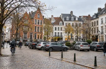 Place du Nouveau Marché aux Grains w Brukseli do przebudowy do wiosny 2029 r. – mniej samochodów, 89 miejsc parkingowych do likwidacji, więcej zieleni i plac zabaw z wodą