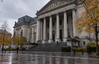 Ojciec z Écaussinnes oskarżony o gwałt na kilkuletniej córce – przed sądem w Mons psychiatra dziecięca: „Wiarygodne nie znaczy prawdziwe”