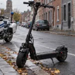 Hulajnoga elektryczna rozwijająca 90 km/h zajęta przez policję we Frameries – czterech innych kierowców hulajnóg bez kasku z mandatem
