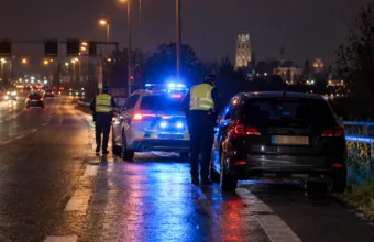 Pijany złodziej samochodu zatrzymany w Mechelen – jechał zygzakiem bez świateł, był zbyt pijany, by dmuchnąć w alkomat