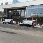 Ekipy Sibelgi i strażak przy Willebroekkaai w Brukseli, przy budowie muzeum Kanal