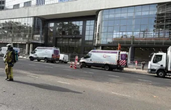 Ekipy Sibelgi i strażak przy Willebroekkaai w Brukseli, przy budowie muzeum Kanal