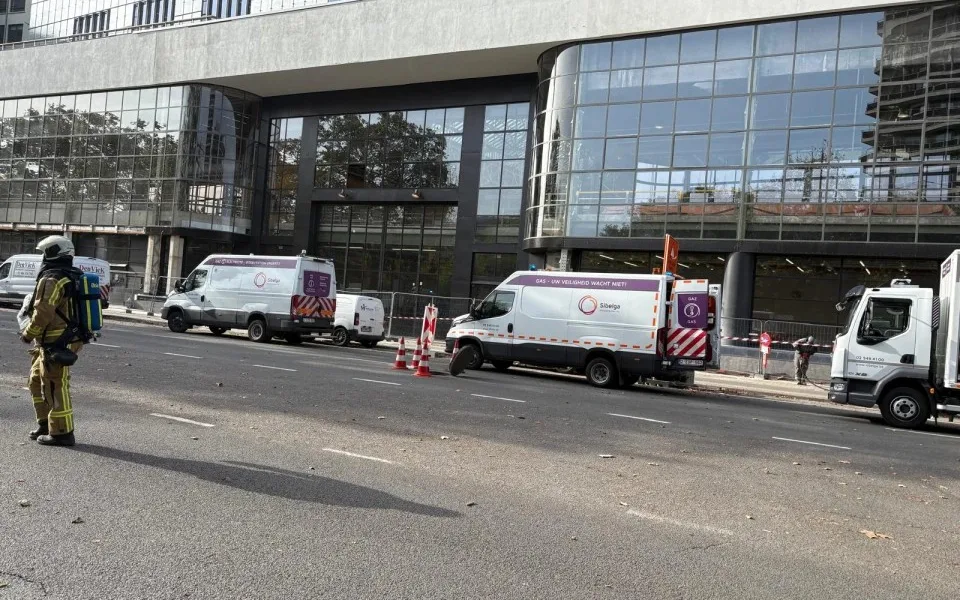 Ekipy Sibelgi i strażak przy Willebroekkaai w Brukseli, przy budowie muzeum Kanal