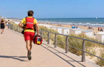 Ratownicy plażowi pomagali przy nagłych wypadkach medycznych na wybrzeżu – na miejscu średnio 5-6 minut przed karetką