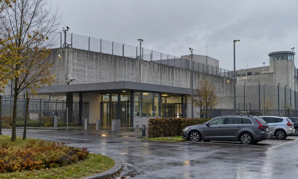 61-latka przemycała narkotyki do więzienia w Hasselt w pieluchach dla dorosłych – 14 miesięcy więzienia