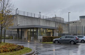 61-latka przemycała narkotyki do więzienia w Hasselt w pieluchach dla dorosłych – 14 miesięcy więzienia