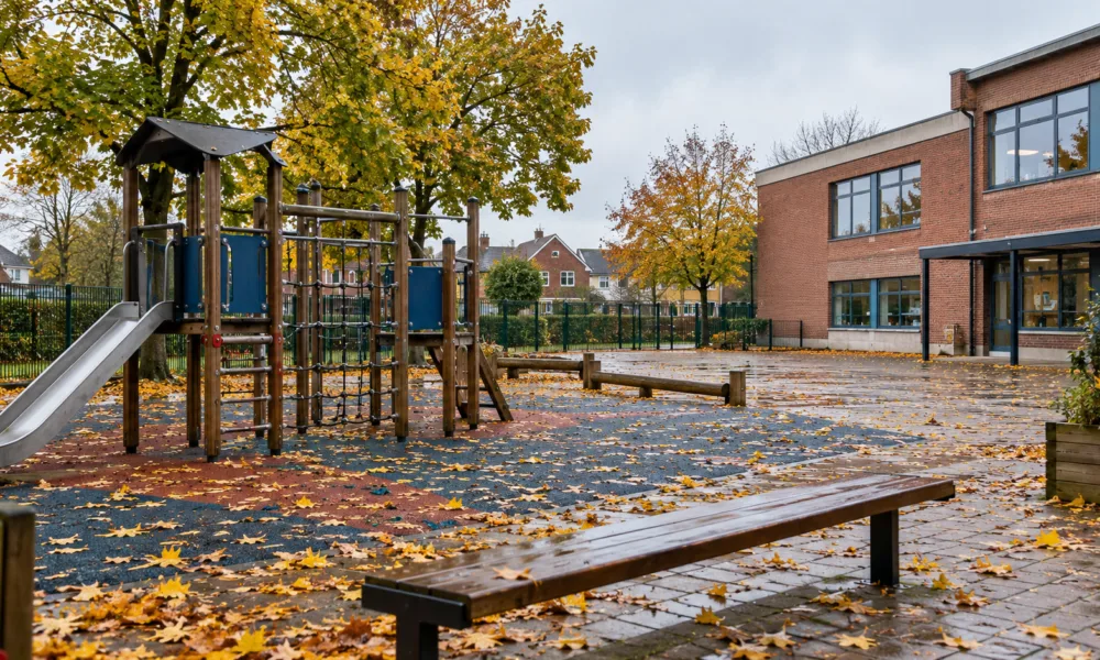 Nieletni opiekun z wakacyjnych zajęć w Wilsele podejrzany o przestępstwa seksualne wobec dzieci poniżej 10 lat – sędzia dla nieletnich nałożył surowe warunki