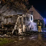 Kamper doszczętnie spłonął w Ravels – mężczyzna w środku zdążył uciec, słychać było wybuchy butli gazowych