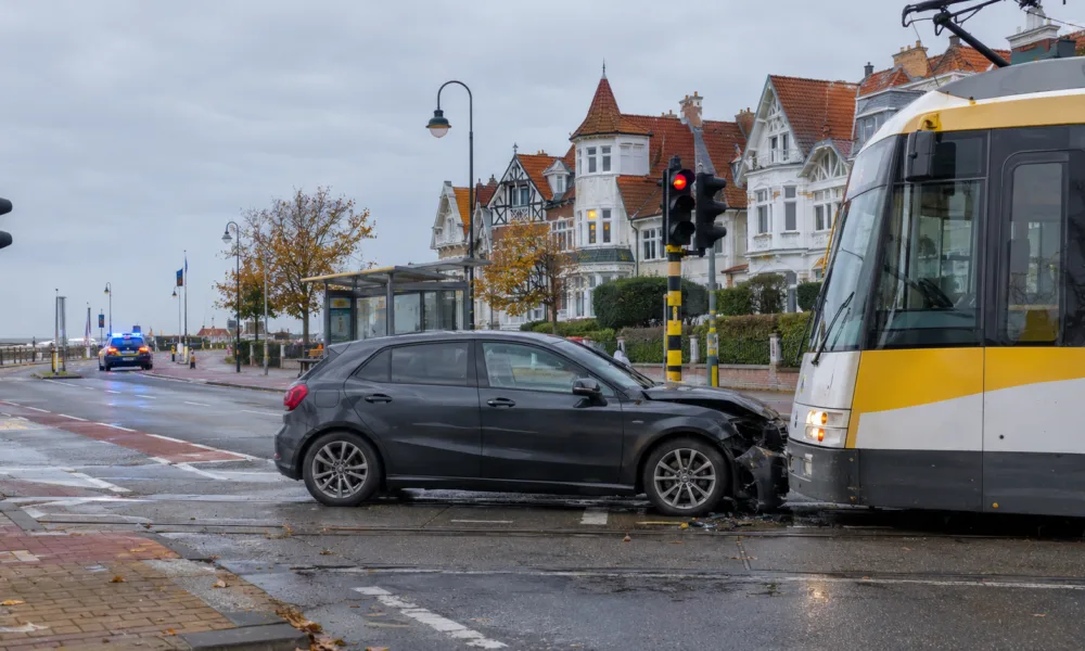 Radny z De Haan przejechał na czerwonym świetle i zderzył się z tramwajem przybrzeżnym – „Czyste roztargnienie”