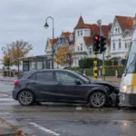 Radny z De Haan przejechał na czerwonym świetle i zderzył się z tramwajem przybrzeżnym – „Czyste roztargnienie”