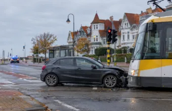 Radny z De Haan przejechał na czerwonym świetle i zderzył się z tramwajem przybrzeżnym – „Czyste roztargnienie”