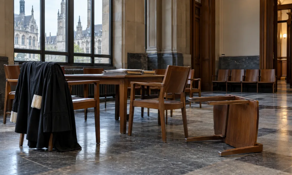 Mężczyzna rzucił krzesłem w adwokatkę i uderzył ją w twarz w gmachu sądu w Gandawie – dziekan palestry: „Przemoc fizyczna to absolutnie za dużo”