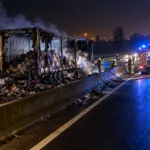 Płonąca ciężarówka zablokowała E40 w Nevele w kierunku Gandawy – kierowcy utknęli w korku na kilka godzin