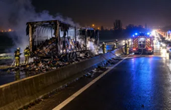 Płonąca ciężarówka zablokowała E40 w Nevele w kierunku Gandawy – kierowcy utknęli w korku na kilka godzin