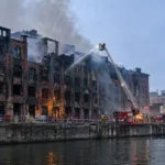 Gwałtowny pożar budynku przy quai de Mariemont na Molenbeek – jedna osoba ciężko podtruta dymem