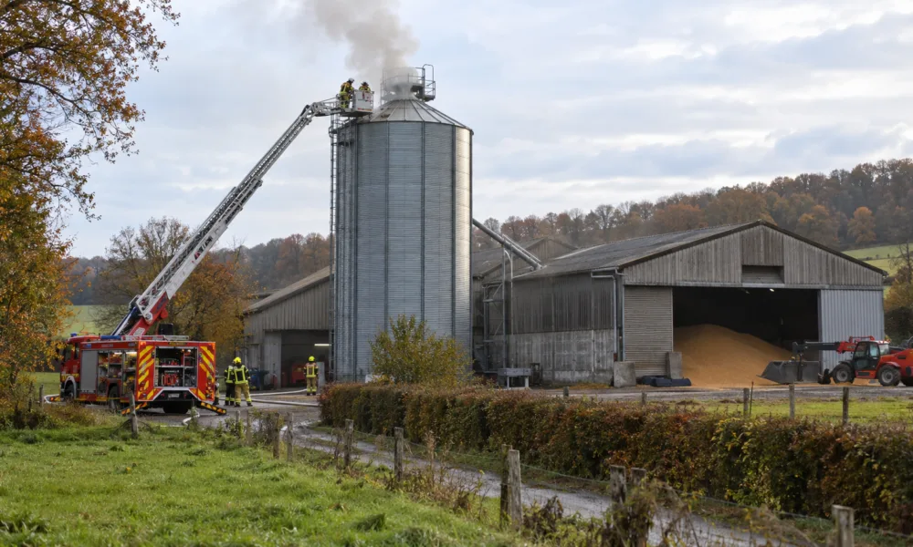 Pożar silosu ze zbożem w Villers-le-Gambon koło Philippeville – strażacy walczyli z ryzykiem wybuchu pyłu
