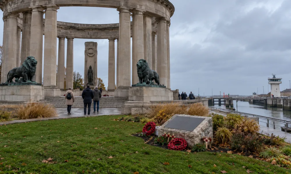 Pomnik Nieuport Memorial w Nieuwpoort z tablicą UNESCO – upamiętnia 552 brytyjskich żołnierzy bez znanego grobu
