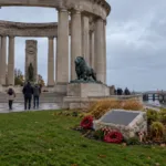 Pomnik Nieuport Memorial w Nieuwpoort z tablicą UNESCO – upamiętnia 552 brytyjskich żołnierzy bez znanego grobu