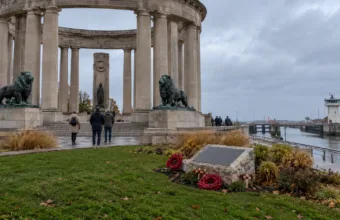 Pomnik Nieuport Memorial w Nieuwpoort z tablicą UNESCO – upamiętnia 552 brytyjskich żołnierzy bez znanego grobu
