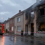 Pożar domu w Moerbeke koło Geraardsbergen – kobieta ciężko ranna, mieszkańcy mają zamknąć okna z powodu możliwego azbestu