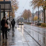 Przystanek tramwajowy w deszczowy jesienny poranek