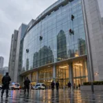Aktywiści Greenpeace wspięli się na budynek Parlamentu Europejskiego w Brukseli – protest przeciw gazowi przed szczytem UE